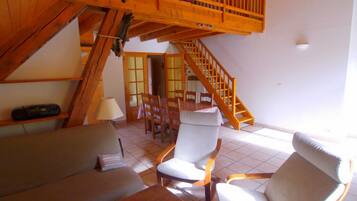 Televisie, een dvd-speler en een stereo