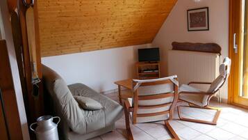 Televisie, een dvd-speler en een stereo