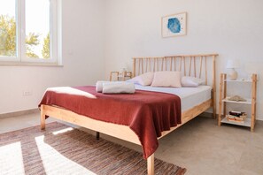 4 bedrooms, in-room safe, iron/ironing board, travel crib - 4-bedroom house in charming Bale with WiFi, AC, 15 min drive to the sea (Bale)