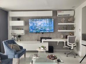 Apartamento, vista para o mar | Área de estar | TV de tela plana