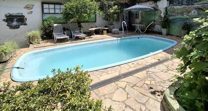 House, 3 bedrooms with double beds, suite, air conditioning, swimming pool, 2 garages