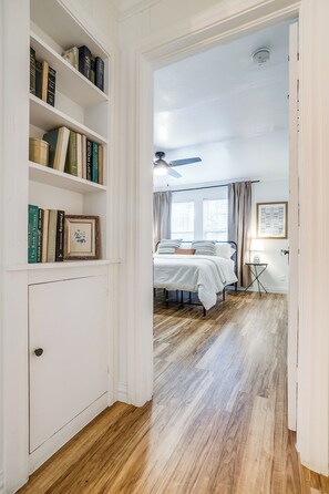 2 bedrooms, travel cot, WiFi, bed sheets