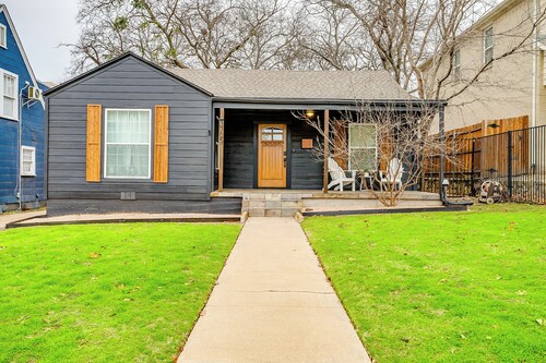 Charming 2-bed in Fort Worth w WiFi, AC, King Bed, walk to Dickies & Will Rogers