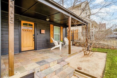 Charming 2-bedroom house in amazing Fort Worth with WiFi, AC, King Bed