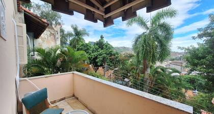 Casa vintage ampla com varanda e quintal