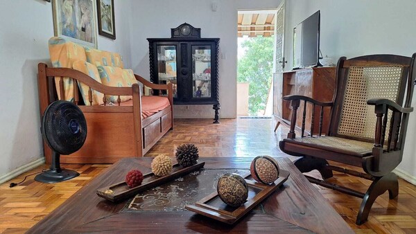 Casa Vintage Ampla Com Varanda E Quintal - Rio de Janeiro