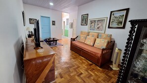 2 bedrooms, iron/ironing board, free WiFi - Casa vintage ampla com varanda e quintal (Rio de Janeiro)