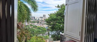 Casa vintage ampla com varanda e quintal