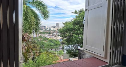 Casa vintage ampla com varanda e quintal
