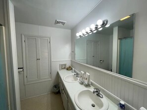 Sèche-cheveux, serviettes fournies, papier toilette