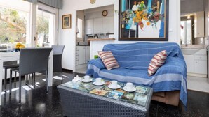 บ้านพัก, 3 ห้องนอน, ระเบียง | บริเวณนั่งเล่น