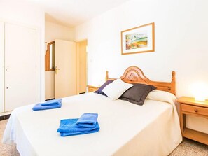 House, 3 Bedrooms, Terrace | 3 bedrooms - Global Velazquez - By Global Rental Holidays 8539 (Roses)