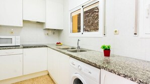 Unclassified image, 5 of 12, button - Global Velazquez - By Global Rental Holidays 8539 (Roses)