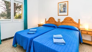 Unclassified image, 2 of 12, button - Global Velazquez - By Global Rental Holidays 8539 (Roses)