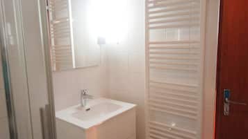 Regadera, secadora de cabello, papel de baño