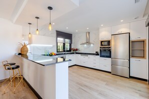 Micro-ondes, lave-vaisselle, cafetière/bouilloire