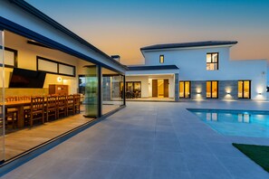 Outdoor pool - Palm Breeze Villa by Fidalsa (Catral)