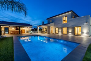 Outdoor pool - Palm Breeze Villa by Fidalsa (Catral)