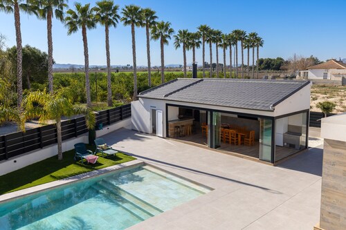 Palm Breeze Villa by Fidalsa