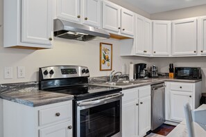 Køleskab, mikrobølgeovn, ovn, kogeplade