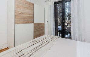 2 bedrooms, travel crib, free WiFi, bed sheets