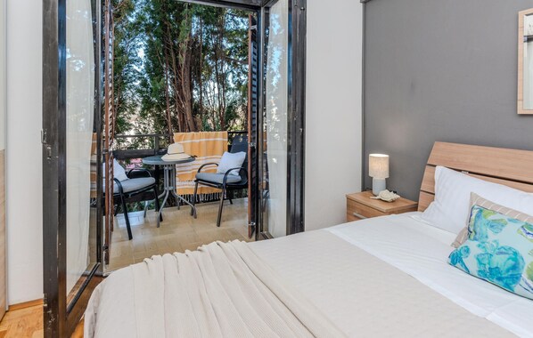 2 bedrooms, travel crib, free WiFi, bed sheets