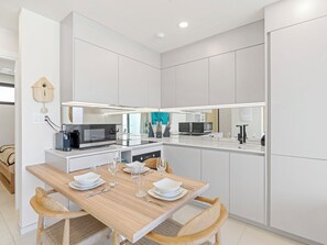 Fridge, oven, stovetop, dishwasher