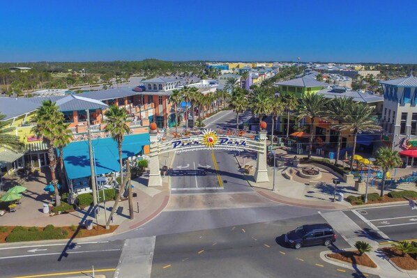 En vy över en parkeringsplats med en skylt som visar texten ”Park City Beach – Florida” och en blå himmel.