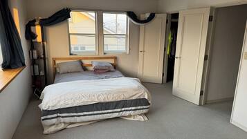 3 bedrooms, desk, iron/ironing board, free WiFi