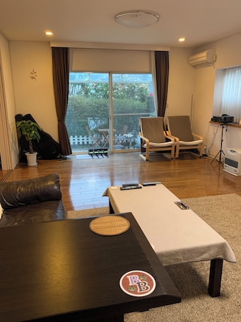 Interior. Large 3-bedroom house in Ota-ku suburb with garden. Close to city and airport.