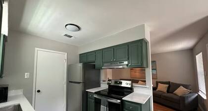 Cozy 2-bedroom apartment in wonderful Arlington with WiFi, AC