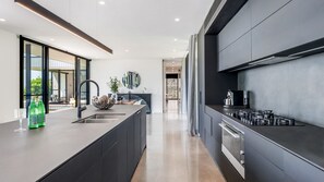 Køleskab, mikrobølgeovn, ovn, kogeplade