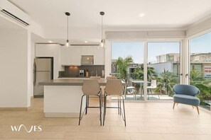 Appart'hôtel, 1 très grand lit et 1 canapé-lit, accès piscine, vue ville (Quinto Sol D2) | Cuisine privée | Cafetière/bouilloire