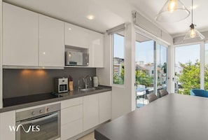 Apartamento, 1 cama de matrimonio grande con sofá cama, acceso a la piscina (Quinto Sol D2) | Cocina privada | Cafetera o tetera