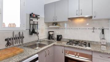 House, 3 Bedrooms, Terrace | Private kitchen