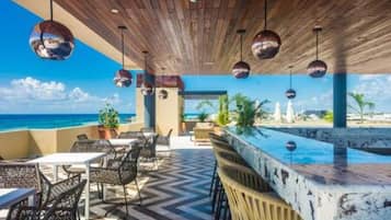 Huoneisto, useita sänkyjä, pääsy uima-altaalle, valtamerinäköala (Singular Joy 104) | Ulkoruokailutilat