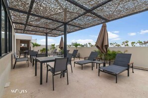 公寓式客房, 多张床, 使用泳池, 花园景观 (Palais Queen 305) | 室外用餐