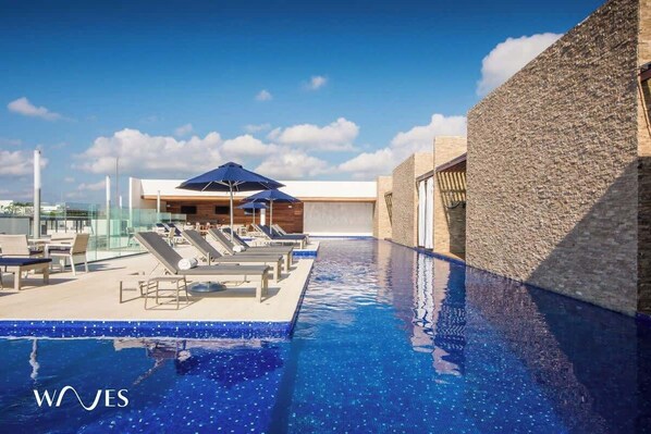 Una piscina al aire libre