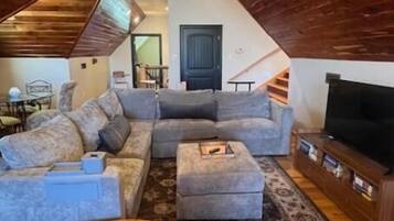 Una Smart TV, una chimenea