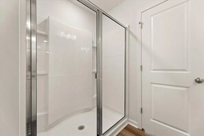 Dusche, HandtĂŒcher, Seife, Toilettenpapier