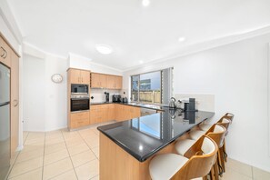 Microwave, stovetop, dishwasher, high chair - "Reef Point Retreat" - Scarborough Q 4020 (Scarborough)