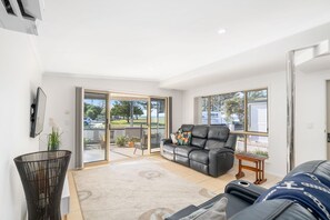 TV - "Reef Point Retreat" - Scarborough Q 4020 (Scarborough)