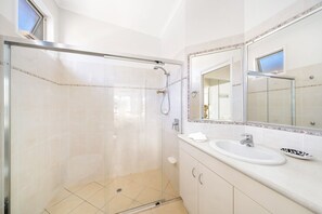 Bathroom - "Reef Point Retreat" - Scarborough Q 4020 (Scarborough)