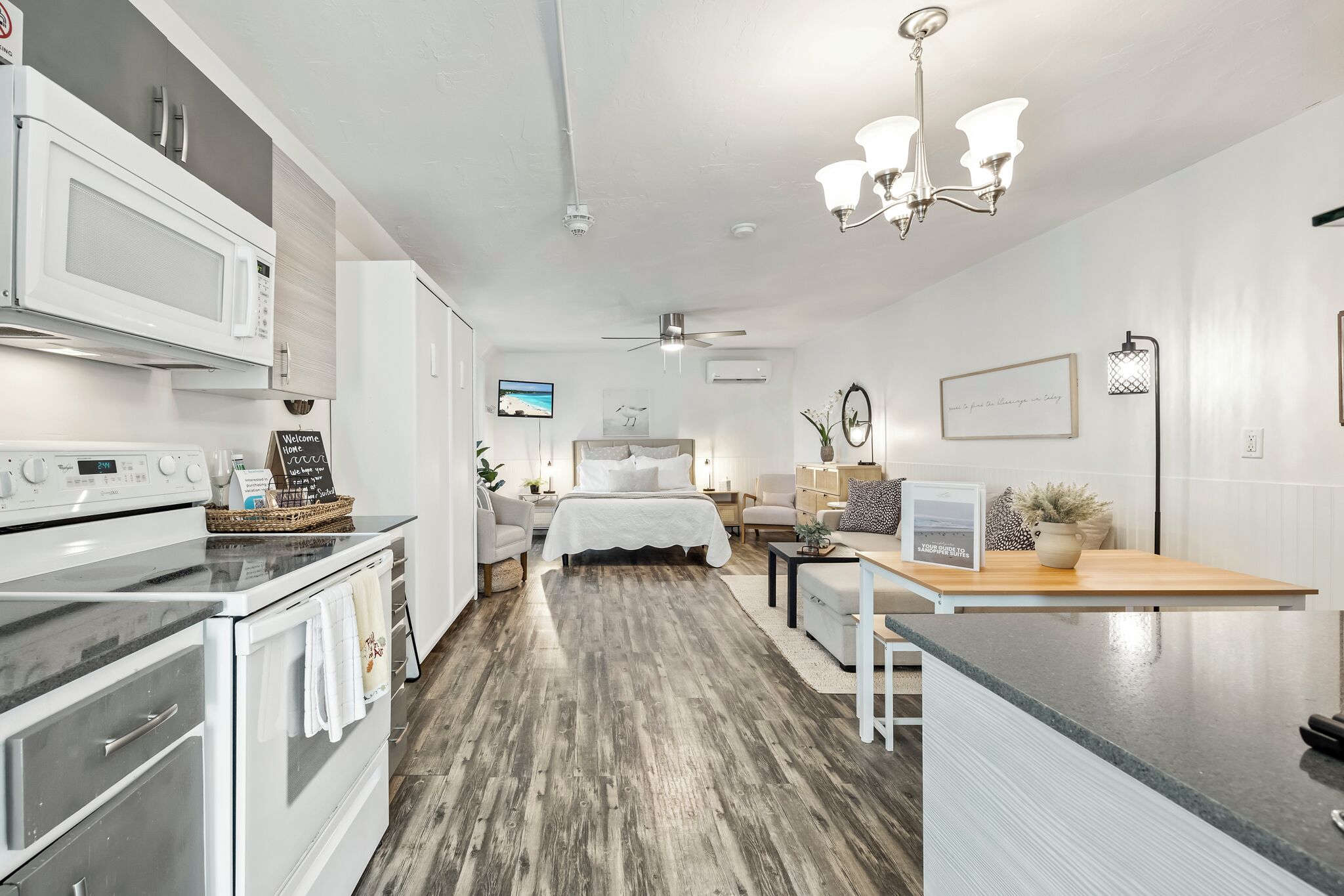 Laptop workspace, travel cot, free WiFi, bed sheets