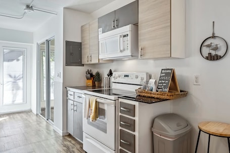 Cafetera/tetera, utensilios de cocina, mesa de comedor