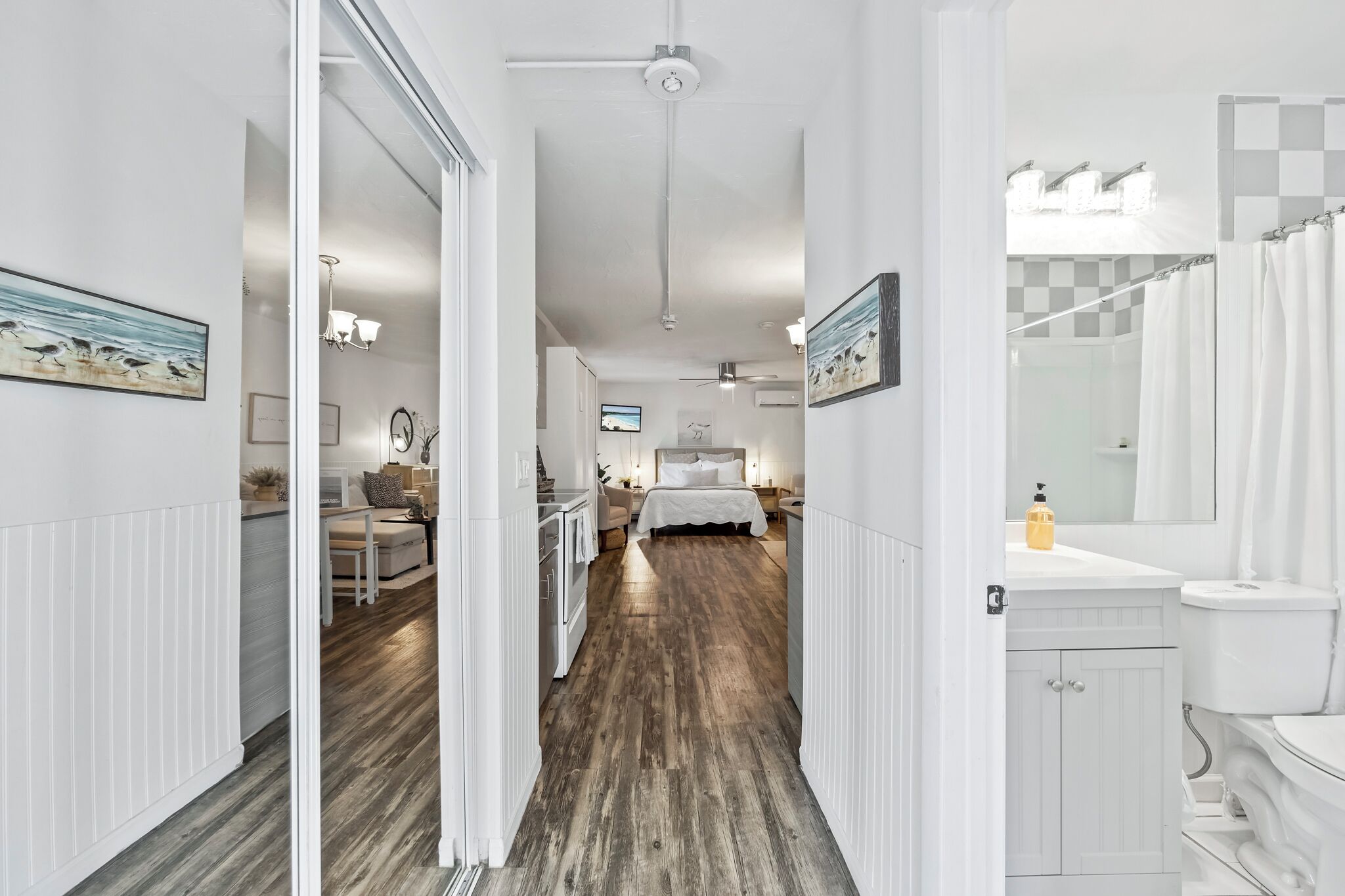 Combined shower/tub, free toiletries, hair dryer, towels