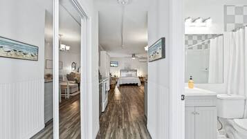 Combined shower/tub, free toiletries, hair dryer, towels