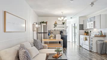 Cafetera o tetera, utensilios de cocina y mesa de comedor