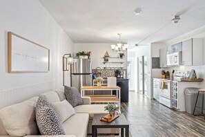 Kávé-/teafőző, főzőedények/tányérok/evőeszközök és ebédlőasztal