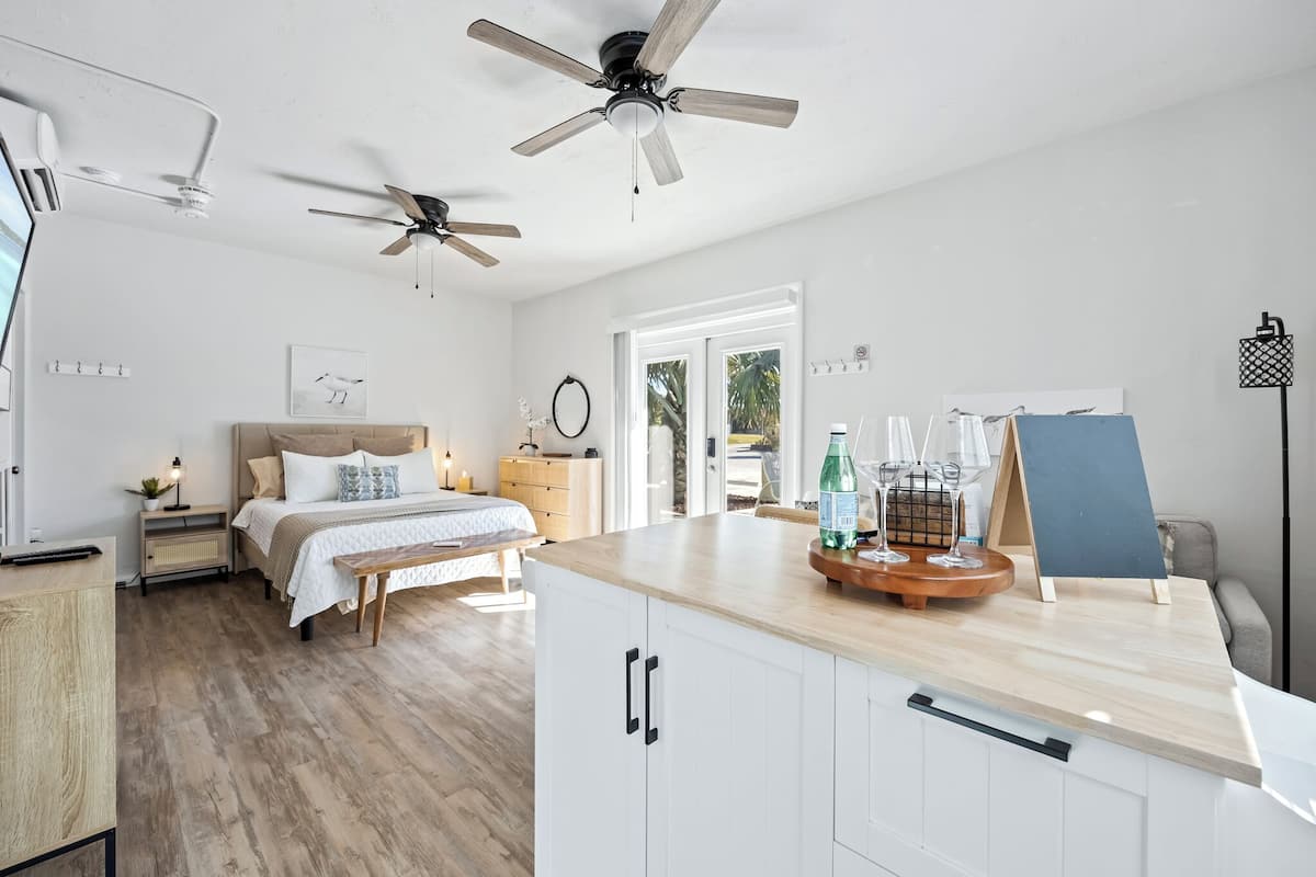 1 habitación, espacio para trabajar con laptop y cuna de viaje